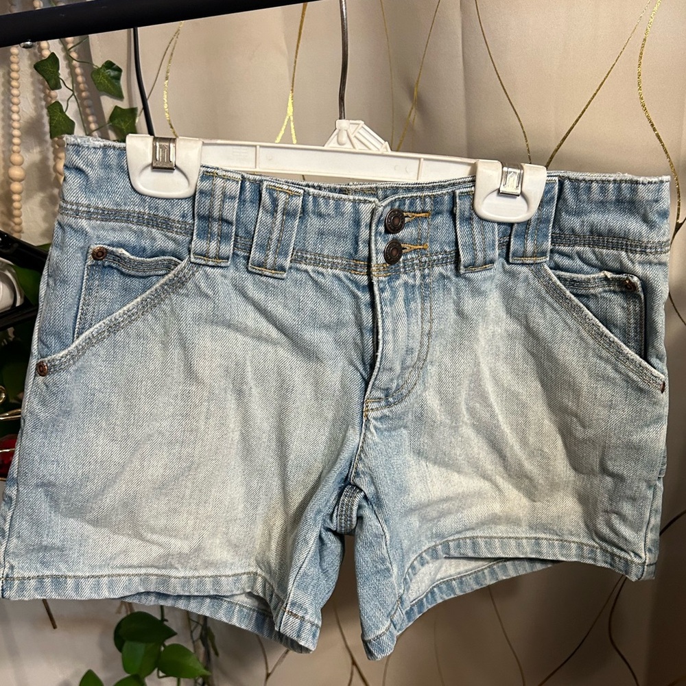 LIGHT BLUE JEAN SHORTS